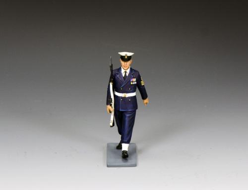 CE115 - Royal Navy Petty Officer Marching with SLR - disponible début mars